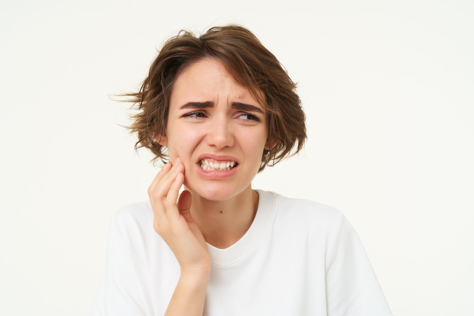 A woman experiencing a toothache. Seek Broken Tooth Repair in Beverly Hills for relief.
